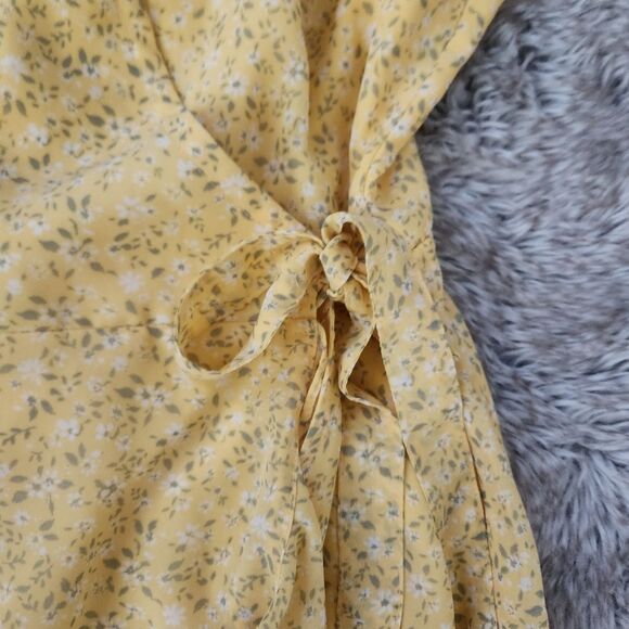 Hollister Spaghetti‎ Strap Wrap Dress Yellow Floral Size Small - Picture 3 of 12